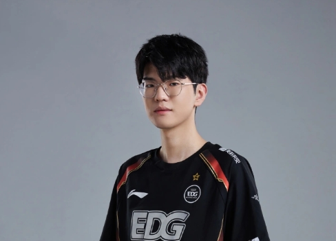 Joined  EDward Gaming  um die S11-Meisterschaft zu gewinnen! Wie bewertet ihr die Leistung von  JIEJIE  in  EDward Gaming ?