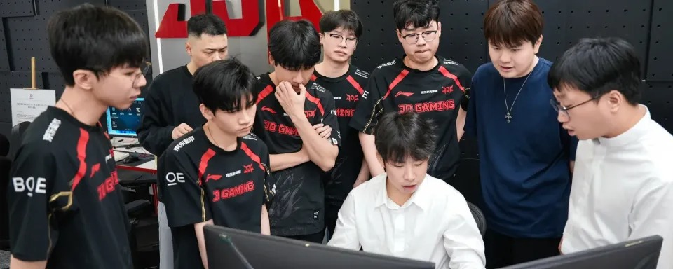  JD Gaming  击败  LGD Gaming  以进入 2025 年德玛西亚杯决赛