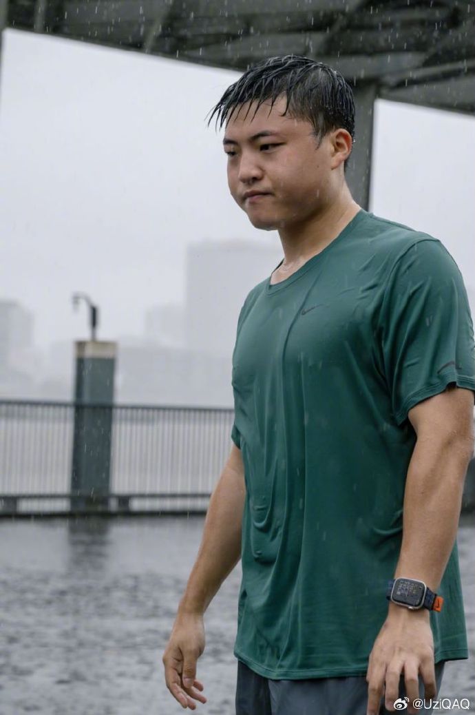  Uzi  Weibo compartió fotos de ejercicios:  Shanghai  ha estado lloviendo últimamente, correr se siente genial