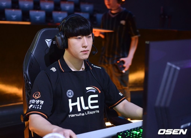Killed it! HLE mid-laner Zeka achieved a 24-2-27 record over three games, significantly outperforming Faker.