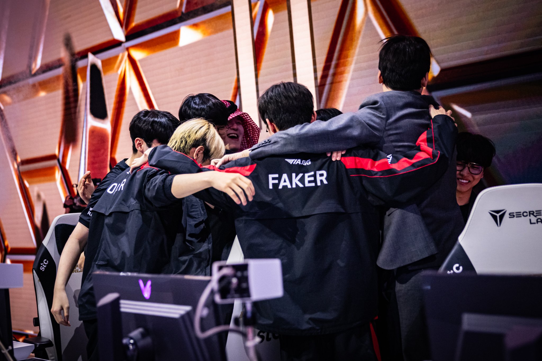 Statistiche sul sito web:  T1  e la finale di  Top Esports  hanno superato il picco di 1,1 milioni di spettatori sul sito web estero!