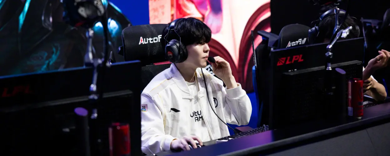  Invictus Gaming  เอาชนะ  Weibo Gaming  ใน  LPL  Split 3 2025