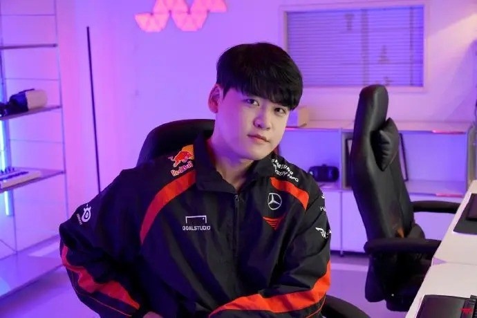 Gumayusi : The dual eye color is very beautiful and special, so I wanted to showcase this in the Jinx skin.