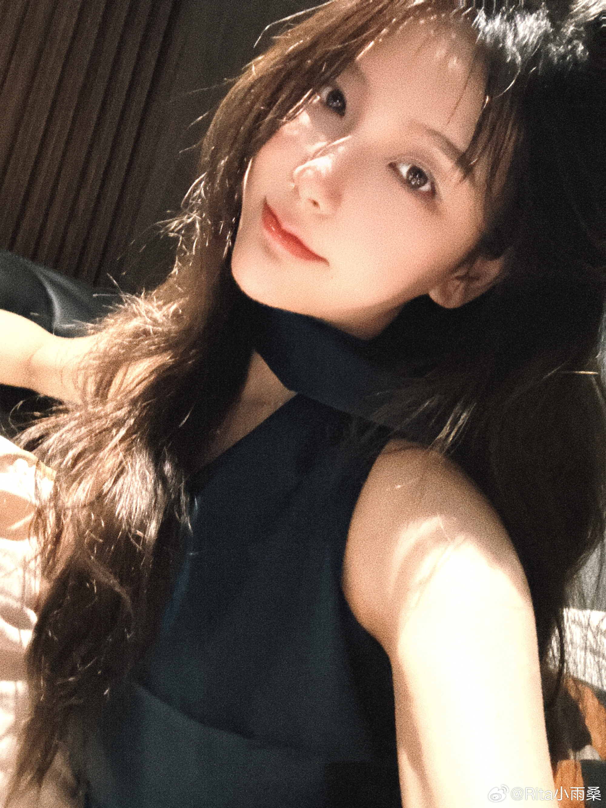  LPL  Bình luận viên Rita đăng ảnh: Hôm nay không mưa, đi chơi đây