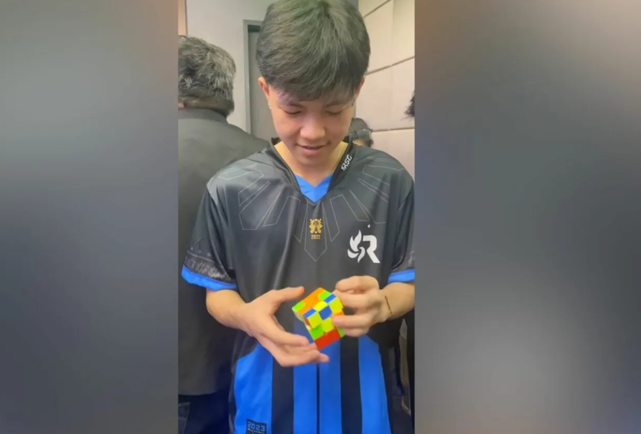 Irrad은 MLBB의 매우 빈틈없고 민첩한 성격으로 인하여 루빅의 큐브 해결을 위한 두 번째 경력을 손쉽게 시작할 수 있습니다.