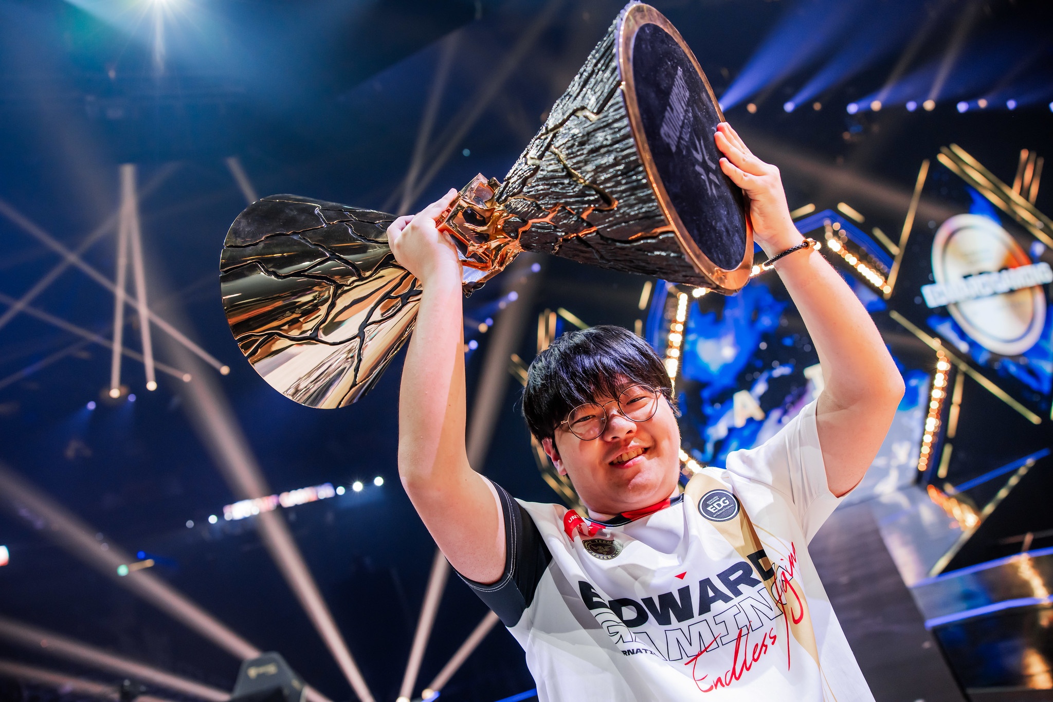 2024竞燃之夜年度新锐电竞选手：EDG. CHICHOO 